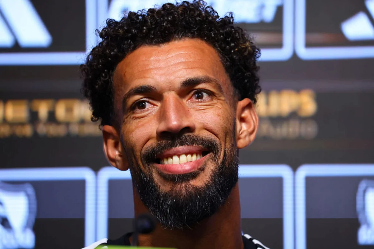 Destaque da Copa, Vozinha é apresentado como novo goleiro do Colo-Colo