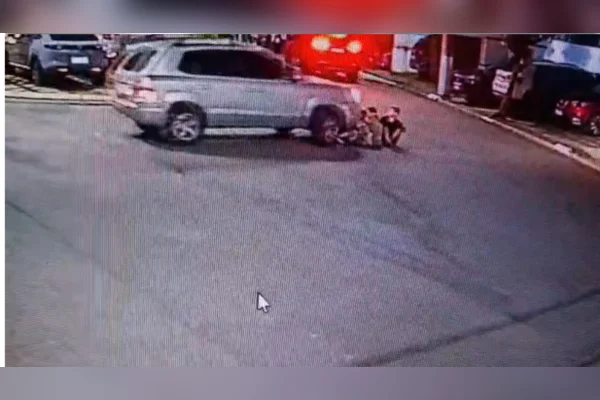 Cenas fortes: carro atropela crianças e uma fica presa sob veículo