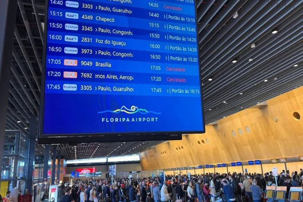 Imagem colorida de painel de vooos do Aeroporto de Florianópolis - Metrópoles