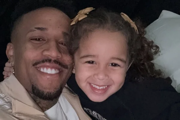 Éder Militão e Cecília posam juntos e sorridentes - Metrópoles