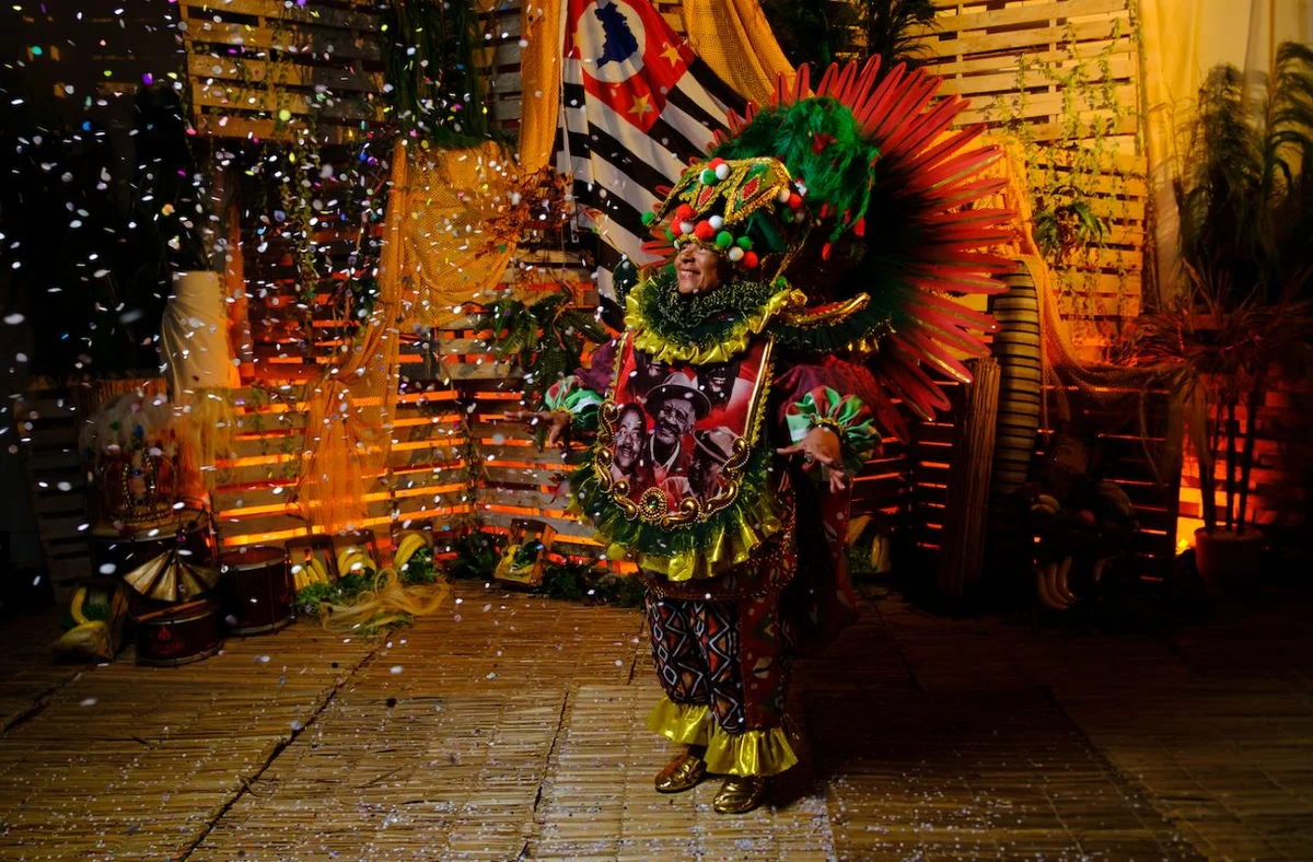Antes que o Samba Desfile: O Enredo Ainda em Silêncio Antes que o Samba Desfile: O Enredo Ainda em Silêncio