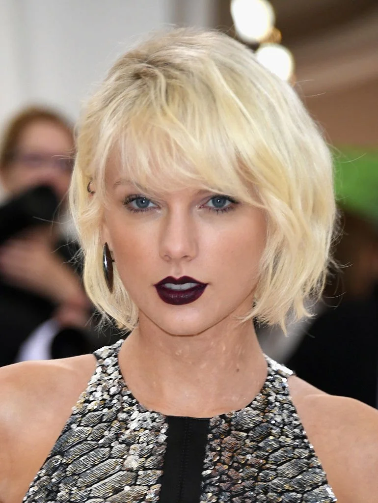 Sua passagem pelo Met Gala foi marcada pelo short bob platinado Sua passagem pelo Met Gala foi marcada pelo short bob platinado