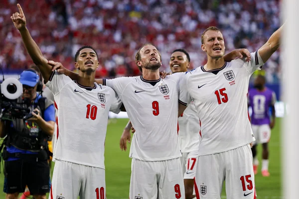 Clássico dos anos 90, Wonderwall embala a Inglaterra na Copa do Mundo