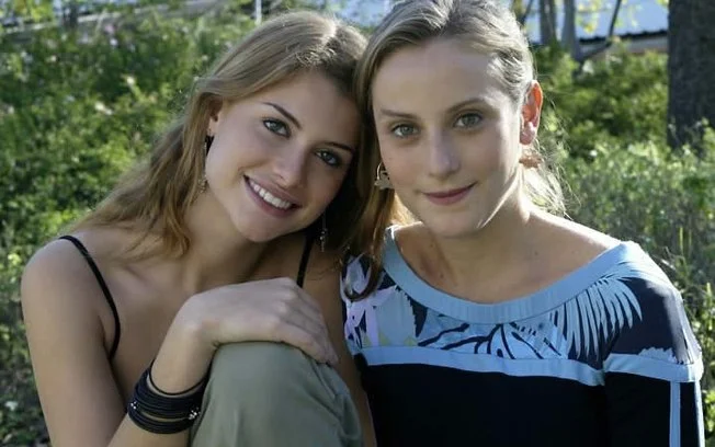 Clara (Alinne Moraes) e Rafaela (Paula Picareli) - Mulheres Apaixonadas (2003) Clara (Alinne Moraes) e Rafaela (Paula Picareli) - Mulheres Apaixonadas (2003)