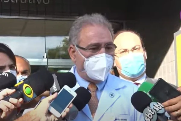 Marcelo Queiroga fala com jornalistas em Porto Alegre (RS)