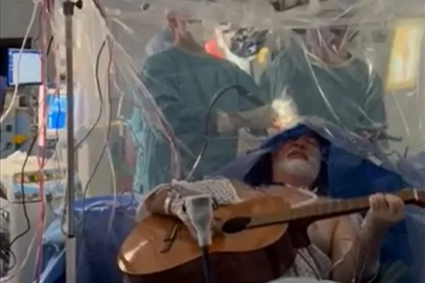 Homem toca violão enquanto passa por cirurgia - Metrópoles