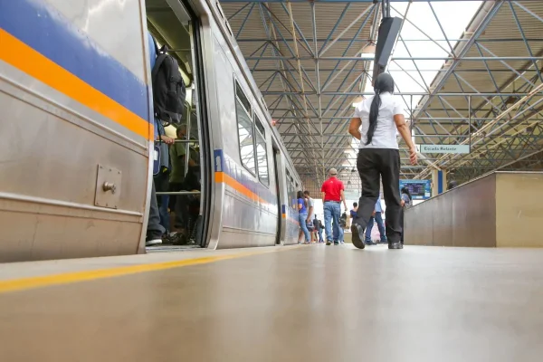 PM prende homem em situação de rua por assediar mulher na saída do metrô