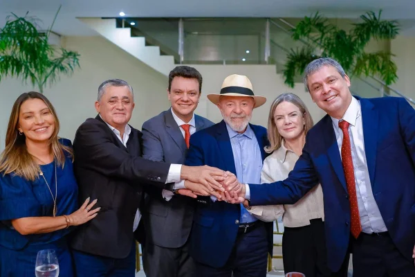 Foto colorida da formalização de Lindberg Farias na liderança do PT na Câmara - Metrópoles