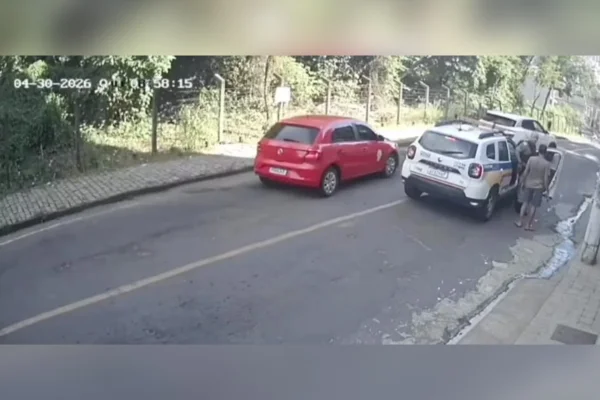 Homem tenta agredir outro com pá
