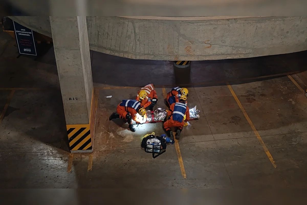 Já no setor inferior, foi realizada a evacuação da área e a simulação do resgate a dois acidentes graves ocorridos durante a evacuação, mobilizando os socorristas do CBMDF para o atendimento a múltiplos feridos