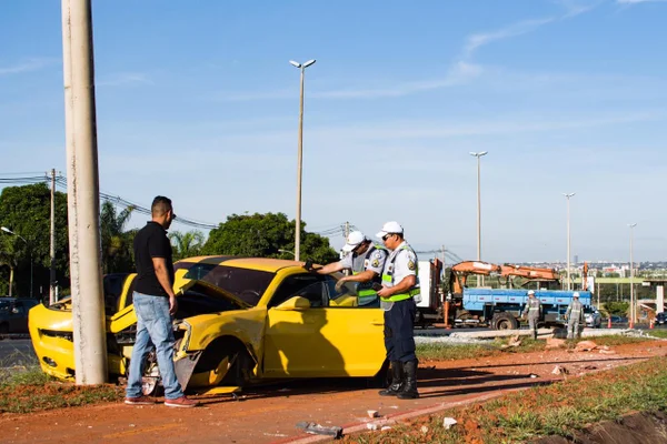 Motorista bate Camaro amarelo, derruba poste na EPTG e foge