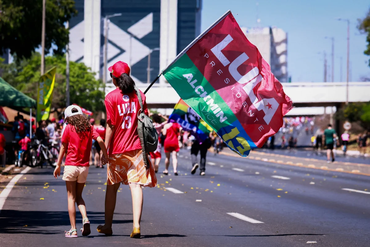Manifestantes levaram bandeiras e outros adereços para o ato Manifestantes levaram bandeiras e outros adereços para o ato