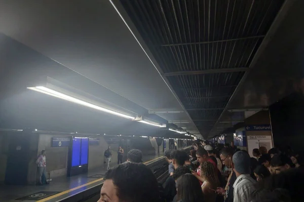Imagem colorida mostra passageiros aguardando metrô após falha. Metrópoles