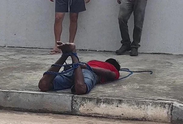 Homem invade casa para roubar fios elétricos e acaba amarrado por moradores