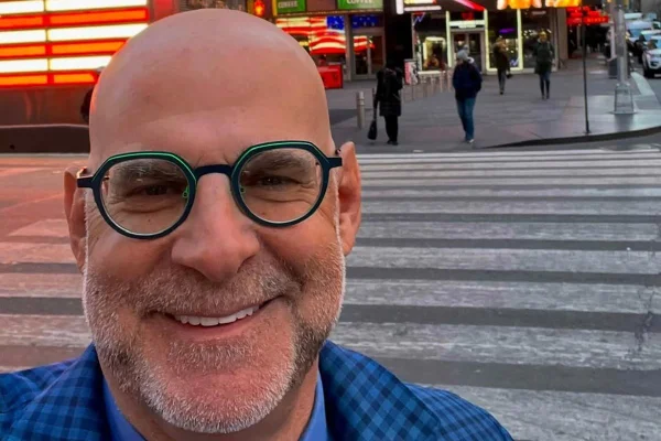 Imagem colorida do Escritor Harlan Coben sorrindo - Metrópoles