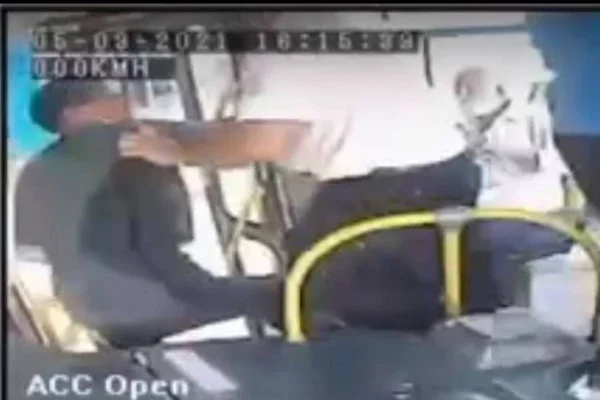 Deficiente que caiu ao ser expulso de ônibus ganha ação contra empresa