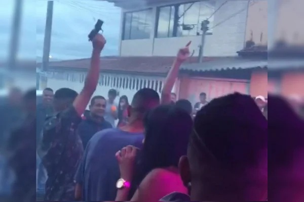 Homem flagrado atirando para o alto durante festa clandestina é preso no DF