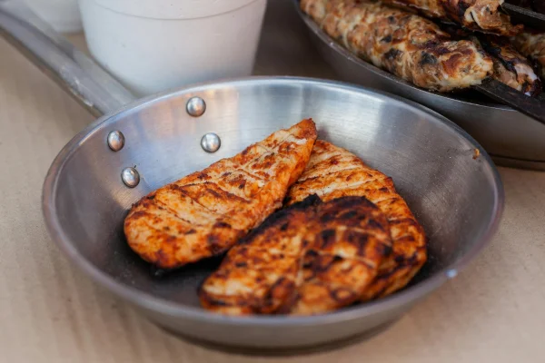 Peitos de frango prontos dentro de frigideira
