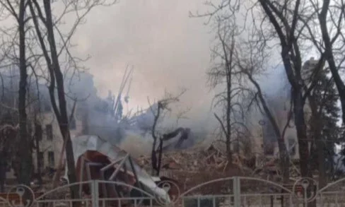 Teatro em Mariupol, Ucrânia, usado como abrigo para civis foi bombardeado pela Rússia. Na foto, a estrutura do prédio destruída com muita fumaça - Metrópoles