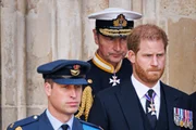 O príncipe William, primeiro na linha de sucessão ao trono britânico, junto de seu irmão, príncipe Harry O príncipe William, primeiro na linha de sucessão ao trono britânico, junto de seu irmão, príncipe Harry