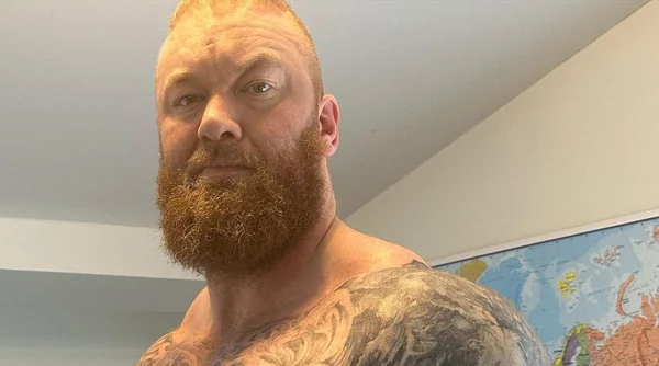 Ator Hafthor Bjornsson estoura o peito ao fazer supino com 252 kg - Metrópoles