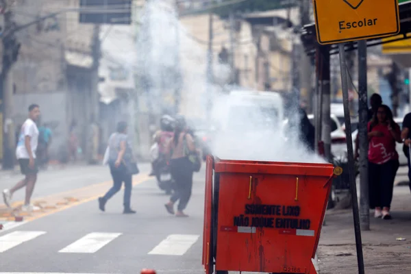 Durante operação policia contra o Comando Vermelho, bandidos ordenam fechamento de comércio e usam lixeiras incendiadas para bloquear a via na rua Itapiru, no Catumbi.