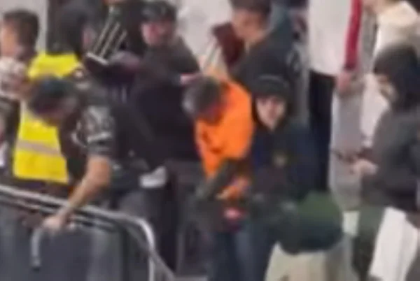 Imagem colorida de torcedores do Corinthians ironizando enchentes no Rio Grande do Sul- Metrópoles
