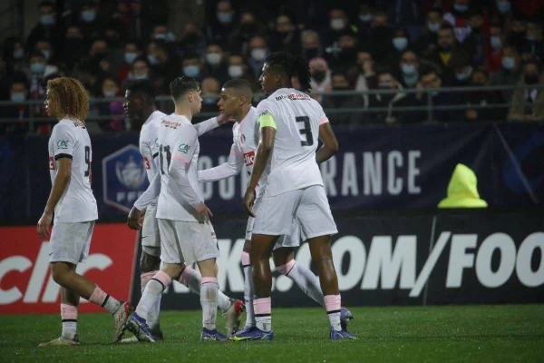 Mbappé marca três e PSG avança na Copa da França