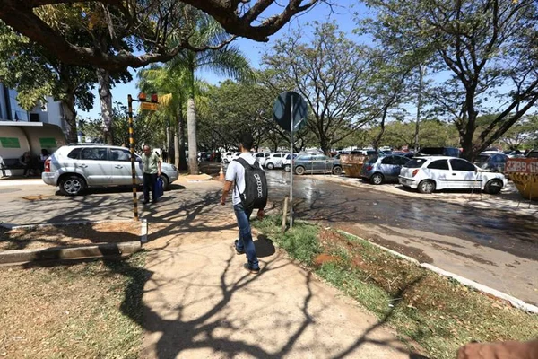“Vazamento” de água chama atenção no Setor Hospitalar Sul - destaque galeria “Vazamento” de água chama atenção no Setor Hospitalar Sul - destaque galeria