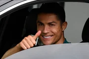 Cristiano Ronaldo faz joinha da janela do carro Cristiano Ronaldo faz joinha da janela do carro