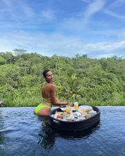 Mulher em resort Mulher em resort
