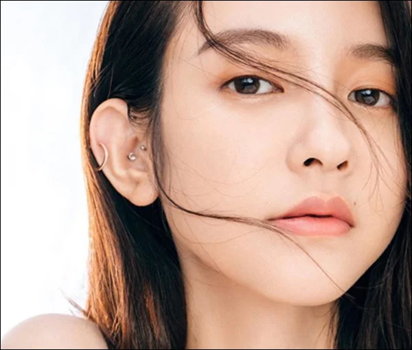 Zhang Dayi é uma das influencers mais conhecidas da China. Nas suas redes, acompanhadas por 11 milhões de seguidores, ela dá dicas de moda e beleza e promove sua própria linha de roupas, lingerie e maquiagem Zhang Dayi é uma das influencers mais conhecidas da China. Nas suas redes, acompanhadas por 11 milhões de seguidores, ela dá dicas de moda e beleza e promove sua própria linha de roupas, lingerie e maquiagem