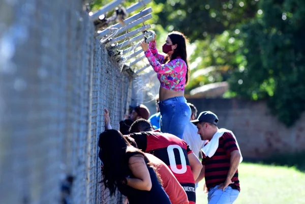 Flamengo frustra torcedores que tentaram acompanhar treino e ver ídolos