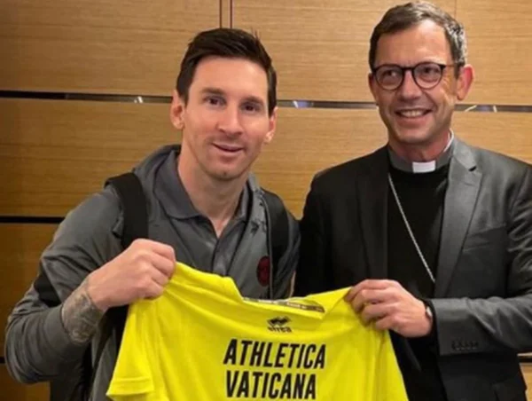 Messi recebe presente do Papa