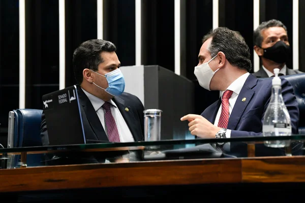Pacheco rechaça afastar Alcolumbre da CCJ por denúncia de rachadinha