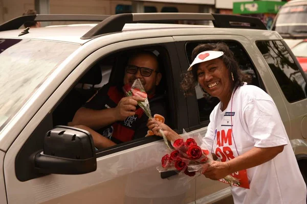 Ação distribui 8 mil rosas e muitos abraços em Taguatinga