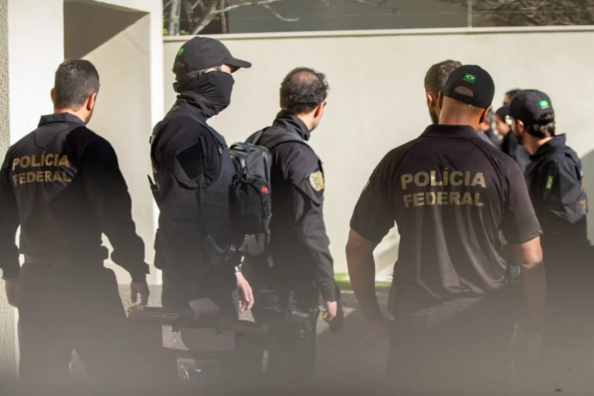 A Polícia Federal realiza operação de busca e apreensão na residência do senador Ciro Nogueira