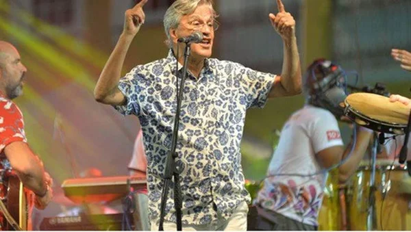 Gil e Caetano surpreendem, cantam juntos e esquentam carnaval baiano