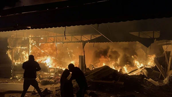 Imagem colorida mostra hospital Al-Aqsa, na Faixa de Gaza - Metrópoles