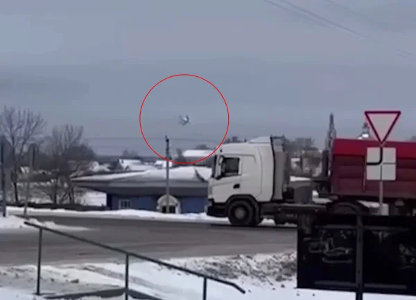 Imagem colorida do momento em que avião militar russo cai em Belgorod - Metrópoles