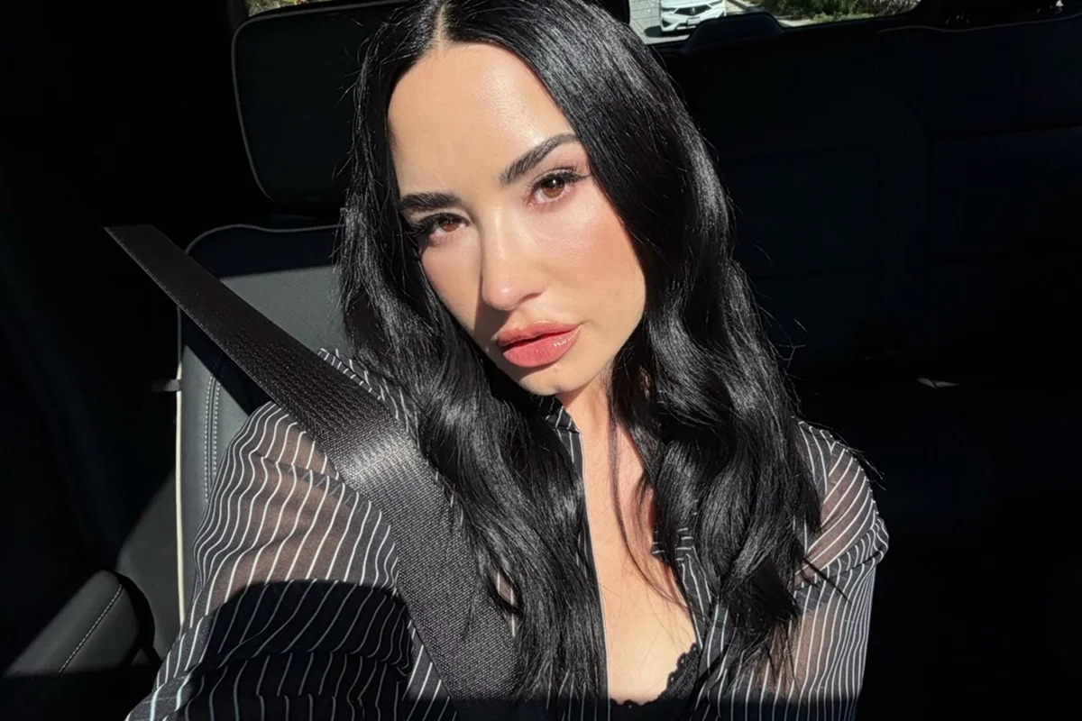 Demi Lovato posa dentro do carro Demi Lovato posa dentro do carro