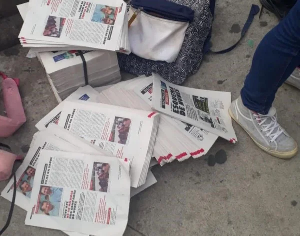 Panfletos contra gestão Nunes apreendidos em frente à estação São Miguel Paulista da CPTM - Metrópoles