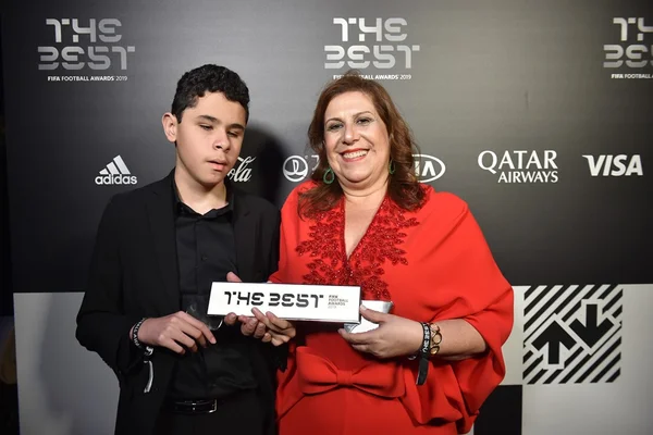 Mãe que narra jogos para filho deficiente visual leva prêmio da Fifa