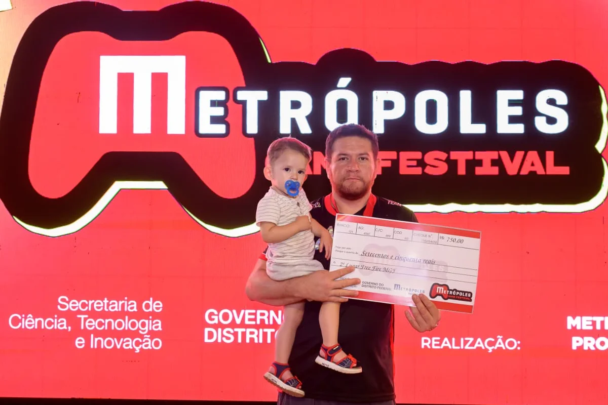 A equipe Selectd Team ficou em 2º lugar na competição de Free Fire do Metrópoles Game Festival. O capitão Rafael Oliveira representou a equipe durante a premiação A equipe Selectd Team ficou em 2º lugar na competição de Free Fire do Metrópoles Game Festival. O capitão Rafael Oliveira representou a equipe durante a premiação