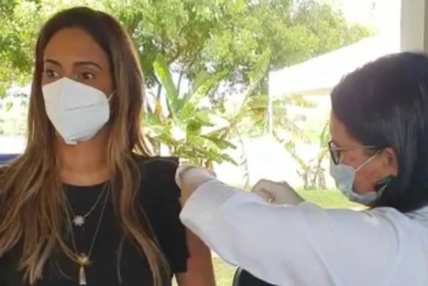 Com comorbidade, ministra Flávia Arruda é vacinada em Brasília