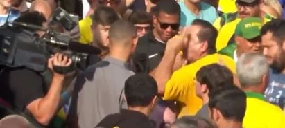 O dia de Bolsonaro sob a bênção do pastor e indiferença dos padres