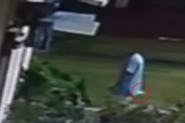 Vídeo mostra vidraceiro esfaqueando companheira após briga por celular