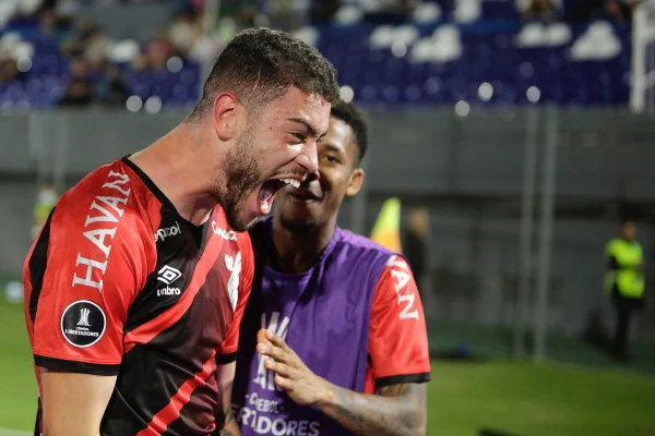 Athletico-PR empata com Libertad e avança na Libertadores