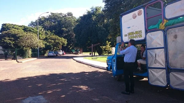 Grupo faz pressão por impeachment na porta da casa de Renan Calheiros