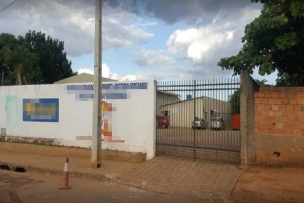 Com arma do pai, criança é baleada em frente a escola em Anápolis